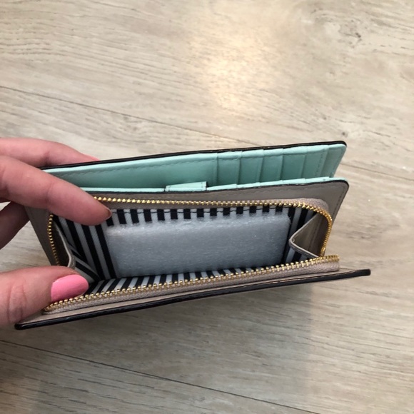 Kate Spade Phillips Road Dara Wallet - Picture 4 of 4